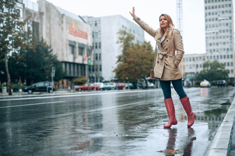 Trencz - stylizacje na jesień. Jakie buty i akcesoria do niego dobrać?