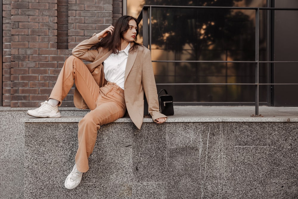 Styl oversize – co to znaczy? Jak dobrać rozmiar? Pomysły na luźne stylizacje
