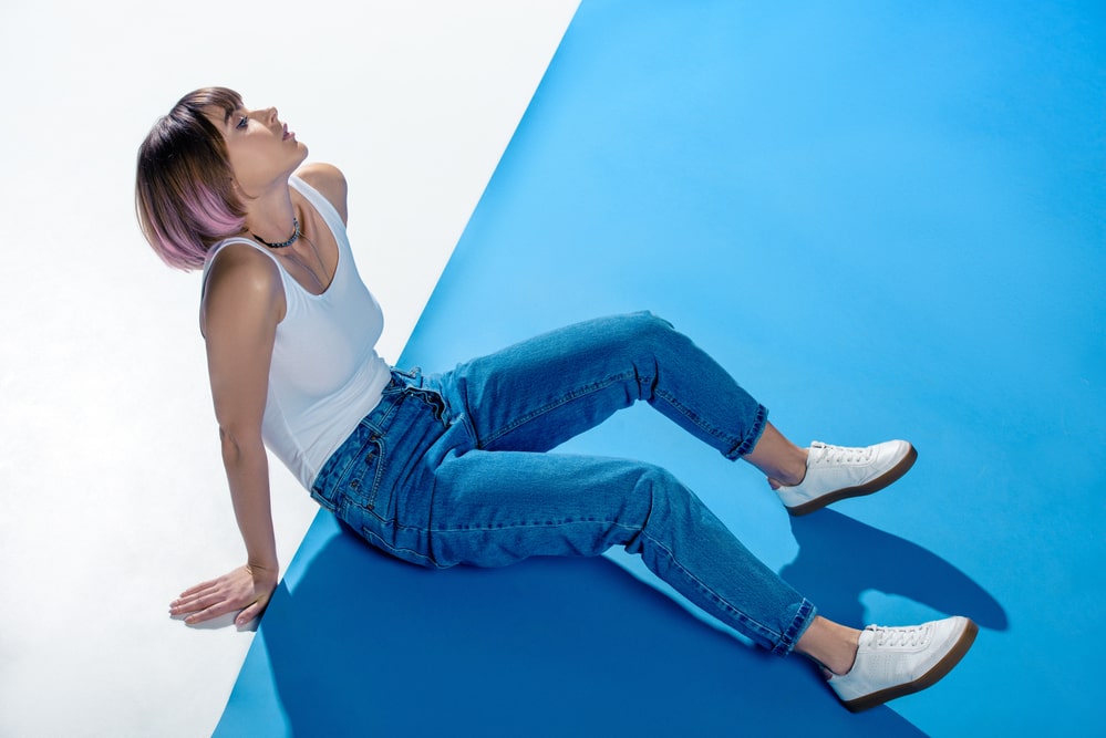 Mom jeans – dla kogo się sprawdzą? Co to za typ spodni?